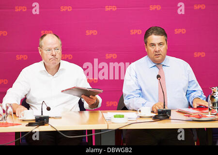 Berlin, Deutsch. 5. August 2013. Peer Steinbrück (SPD), SPD-Kanzlerkandidat und Sigmar Gabriel (SPD), SPD-Parteivorsitzender, im Bild zusammen, in der Sitzung der SPD-Vorstand in der Zentrale der SPD (Willy-Brandt-Haus) in Berlin. Bildnachweis: Reynaldo Chaib Paganelli/Alamy Live-Nachrichten Stockfoto