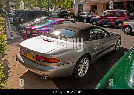 Aston Martin DB7 Vantage Volante parkten außerhalb der Dorchester Hotel in London UK Stockfoto