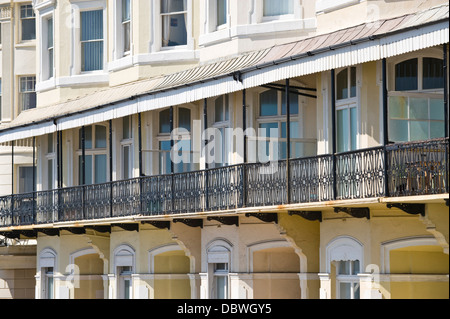 Außenseite des Regency Stadthäuser mit Markise und schmiedeeisernen Balkonen auf Marine Parade Brighton East Sussex England UK Stockfoto