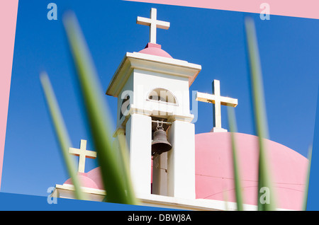 Rosa Kuppeln und goldene Kreuze auf griechisch orthodoxe Kirche der sieben Apostel in Kapernaum Stockfoto