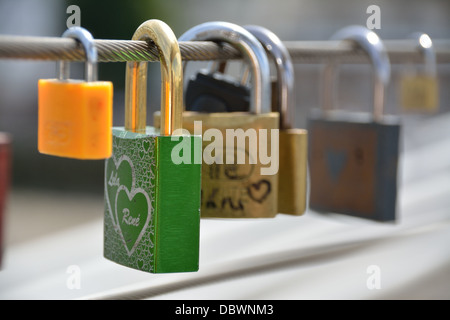 Nahaufnahme von Liebe Sperren auf die Millennium Bridge, London, UK. Stockfoto