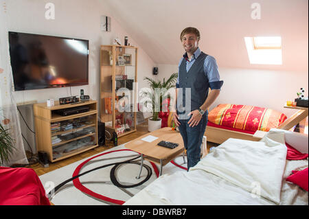 Christian Hanika der freien Wähler Partei (Freie Waehler) ist in seinem Haus in Bad Abbach, Deutschland, 2. Juli 2013 abgebildet. 27-j hrige Hanika ist der Spitzenkandidat für die Bundestagswahl im September 2013. Foto: Armin Weigel Stockfoto