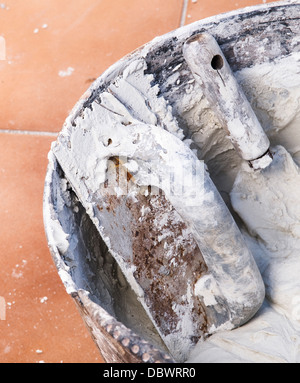 Mason-tools auf eine tägliche Arbeitszeit. Die Werkzeuge sind in einem Kunststoff-Korb. Stockfoto