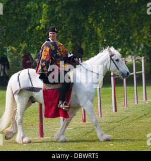 Ritter in Rüstungen zu Pferd am Turnier Turnier-Re-Enactment. Stockfoto