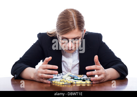 Business-Frau mit vielen Pillen, isoliert auf weißem Hintergrund. Stockfoto