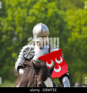 Ritter in Rüstung zu Pferde am Turnier Turnier-Re-Enactment. Stockfoto