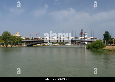 Die Brücke "Cristo De La Expiración" über dem Fluss Guadalquivir, Sevilla, Spanien. Stockfoto