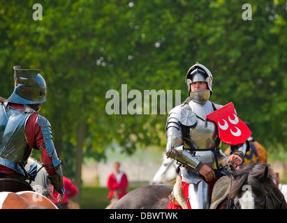 Ritter in Rüstungen zu Pferd am Turnier Turnier-Re-Enactment. Stockfoto