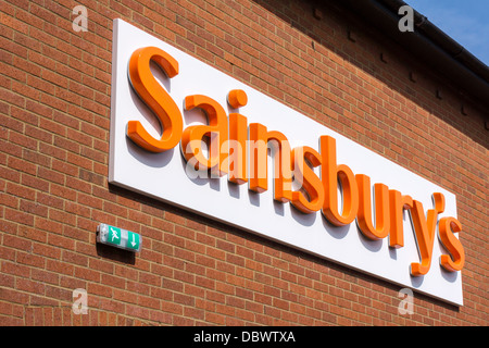 Sainsbury's-Supermarkt Riesen unterzeichnen auf der Vorderseite eines modernen Supermarktes. Stockfoto