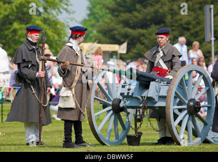 "Gunners" feuern Feld Kanone historische Schlacht tagsüber Wrest Park. Stockfoto