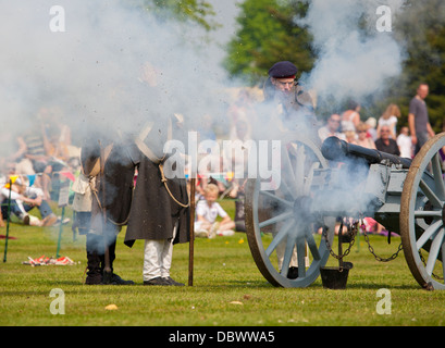 "Gunners" feuern Feld Kanone historische Schlacht tagsüber Wrest Park. Stockfoto