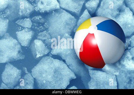 Kalter Sommer-Wetter-Konzept mit einem Kunststoff Inflatabe Wasserball stecken im gefrorenen Eis in einem eiskalten Pool als Symbol der Freizeit Aktivität Probleme durch kältere Temperaturen in den Ferien und Urlaub mit der Familie. Stockfoto