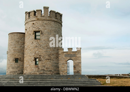 O'Briens Tower an Klippen von Moher - Irland Stockfoto