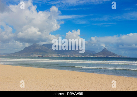 Die Aussicht auf den Tafelberg von Blouberg an einem bewölkten Tag Stockfoto