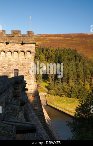 Blick auf den Derwent Damm trennt die Derwent und Ladybower Vorratsbehälter zu schließen Stockfoto