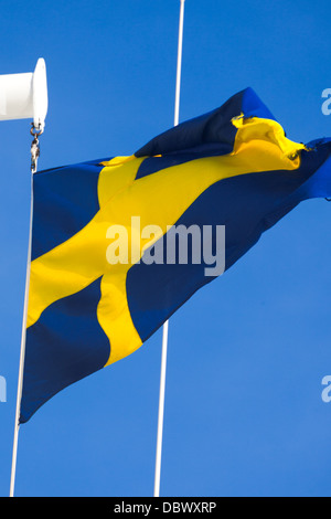 Passagierschiff die schwedische Flagge beim Anflug auf Stockholm.Sweden Stockfoto