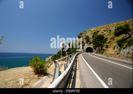 Italien, Latium, Küste, Parco regionale Riviera di Ulisse, Küstenstraße Stockfoto