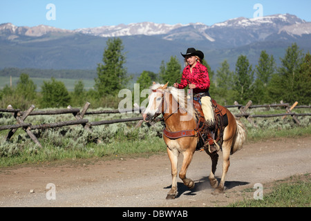 hübsches Cowgirl auf dem Pferderücken in Montana ranch Stockfoto