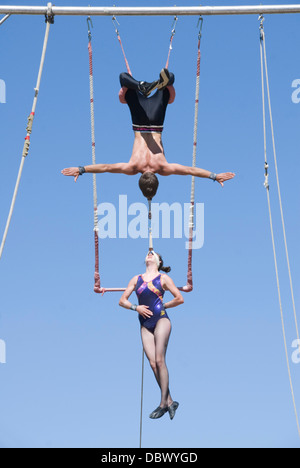 Junge hält Mädchen hängen am Hals hochgefahren hoch in der Luft, Wenatchee Jugend Zirkusvorstellung, Ellensburg, Washington, USA Stockfoto