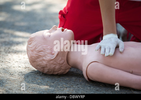 CPR-Training. demonstrieren cpr an einem dummy Stockfoto