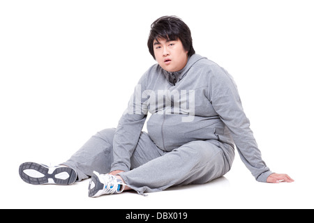 Übergewichtiger Mann am Boden Stockfoto