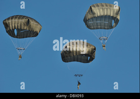 US Army Fallschirmjäger Operationen in der Luft mit t-11 Fallschirme aus einer c-130 Hercules auf dem Truppenübungsplatz Grafenwöhr 1. August 2013 in Grafenwöhr, Deutschland. Stockfoto