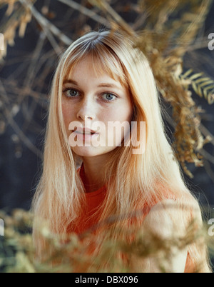 1960S 1965 PORTRAIT MIT LANGEN HAAREN MIA FARROW Stockfoto