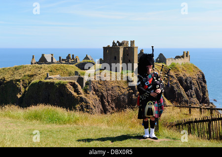 Piper in volle Highland dress am Dunnottar Castle in der Nähe von Stonehaven, Aberdeenshire, Schottland Stockfoto