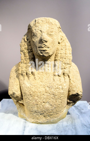 Oberkörper von Daedalic Statue eine Kore aus Poros Stein erbaut. Sie trägt Peplos und Epiblema, eine Art Umhang über die Schultern. Dreieckiges Gesicht mit erweiterten Funktionen und bestimmten "Daedalic" Coiffure sind Elemente der archaischen Skulptur unterscheiden. Eleftherna, Archaik, 7. Cent. V. Chr. archäologische Museum von Heraklion - Kreta, Griechenland Stockfoto