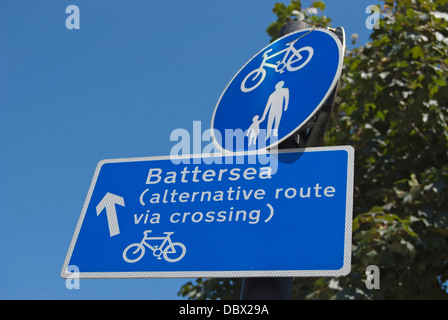 Unter einem Schild, das einen Nicht-getrennten Pfad durch Fußgänger Radfahrer, ein Radweg zeichen Richtungen gibt, battersea, London geteilt Stockfoto