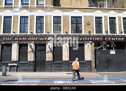 Mann mit harten Hut kreuzt die Straße vor dem ehemaligen Ram-Brauerei-Shop und Besucherzentrum, Wandsworth, Südwesten von London, england Stockfoto