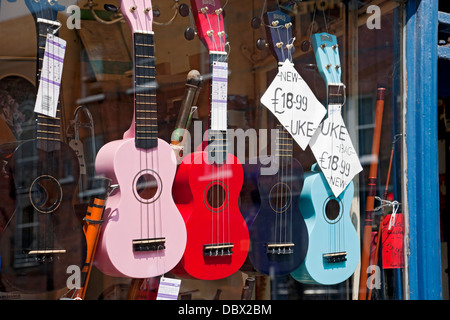 Musikinstrumente und Ukulele Ukulele Gitarren im Shop verkaufen Fenster York North Yorkshire England Vereinigtes Königreich GB Großbritannien Stockfoto