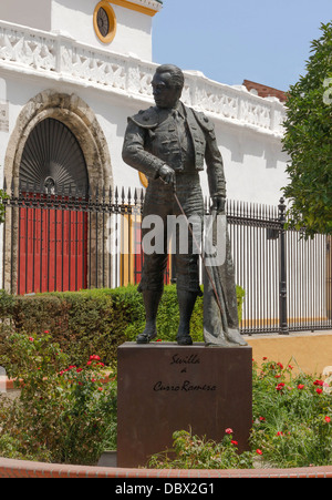 Bronzestatue Curro Romero, von Sebastian Santos Calero, in der Nähe der Stierkampfarena Real Maestranza de Caballeria von Sevilla, S Stockfoto