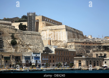 Der neue Barrakka Lift in Valletta, Malta gebaut, um eine alte britische Aufzug in den 70er Jahren entfernt und eröffnet im Dezember 2012 zu ersetzen Stockfoto