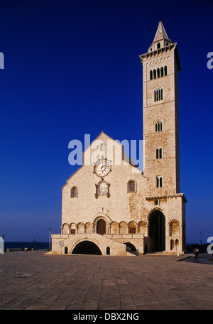 Kathedrale St. Nikolaus den Pilger gewidmet und liegt direkt am Meer in Trani, Apulien (Apulien) Stockfoto