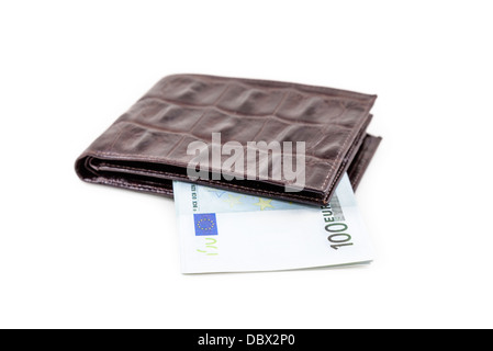 Die braune Leder Brieftasche mit Euro wird auf der Nahaufnahme fotografiert. Stockfoto