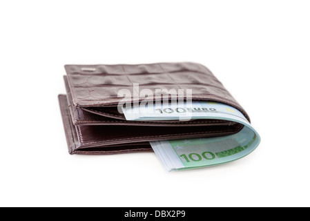 Die braune Leder Brieftasche mit Euro wird auf der Nahaufnahme fotografiert. Stockfoto