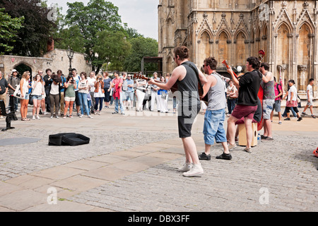 Gruppe junger Männer Straßenmusiker, die im Sommer in der Innenstadt von York North Yorkshire England Großbritannien GB Großbritannien buckeln Stockfoto