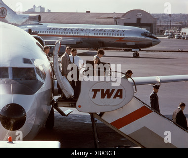 1960ER JAHREN PASSAGIERE AUSSTEIGEN BOEING 727 TWA JET FLUGHAFEN NEWARK NEW JERSEY Stockfoto