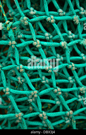 Farbenfrohe, abstrakte Nahaufnahme von aquafrünen gewebten Tiefsee-Fischnetzen im Hafen von Dingle, Irland, Europa, abstraktes Musternetz im Vintage-Stil Stockfoto