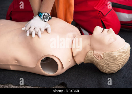 Sanitäter zeigt CPR an dummy Stockfoto