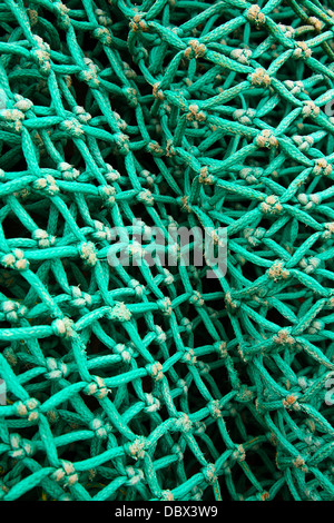 Eine bunte Nahaufnahme nautische Zusammenführen von abstrakten Muster der Aqua Green Hell gefärbte Gewebe Deep Sea Fishing Net, Halbinsel Dingle, Irland, Europa Stockfoto