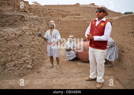 Tourguide bei den Überresten der Huaca Pucllana, eines antiken Tempels in Miraflores Bezirk von Lima in Peru. Stockfoto