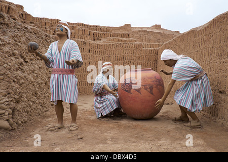 Die Überreste der Huaca Pucllana, eines antiken Tempels in Miraflores Bezirk von Lima in Peru. Stockfoto