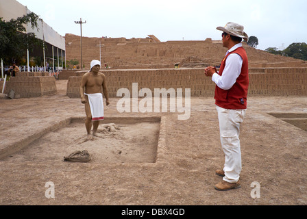 Tourguide bei den Überresten der Huaca Pucllana, eines antiken Tempels in Miraflores Bezirk von Lima in Peru. Stockfoto