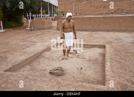 Die Überreste der Huaca Pucllana, eines antiken Tempels in Miraflores Bezirk von Lima in Peru. Stockfoto