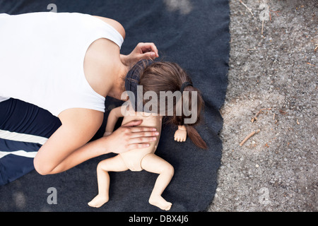 Frau zeigt CPR auf Kleinkind dummy Stockfoto