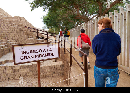 Eintritt in die große Pyramide Huaca Pucllana, eines antiken Tempels in Miraflores Bezirk von Lima in Peru. Stockfoto