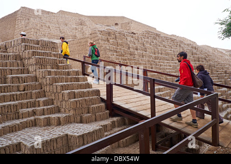 Touristen an den Überresten der Huaca Pucllana, eines antiken Tempels in Miraflores Bezirk von Lima in Peru. Stockfoto