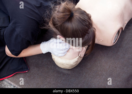 CPR-Praktiker Airways an Dummy Prüfung Stockfoto